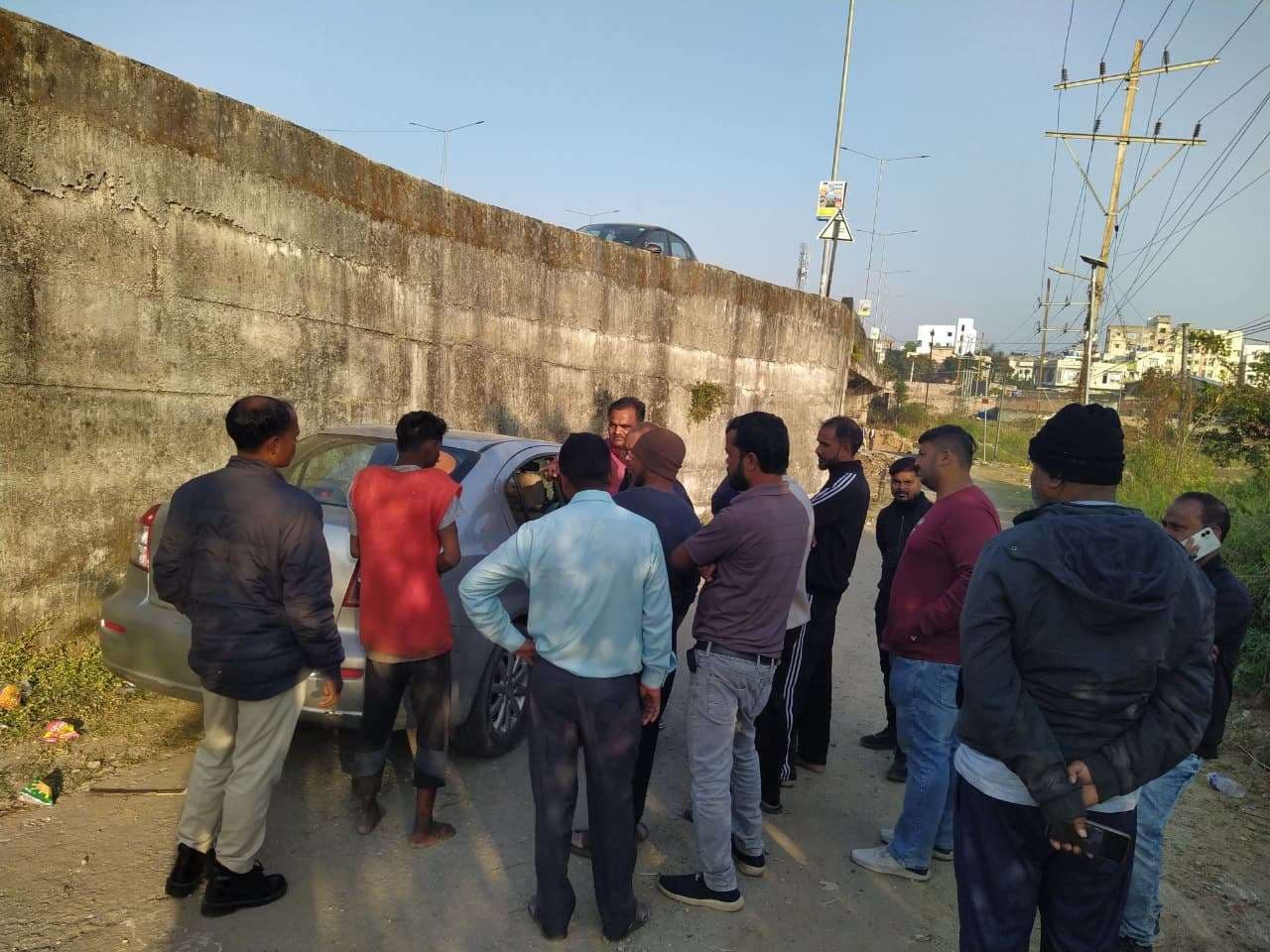 कार का शीशा तोड़ चोरी, चोर हिरासत में