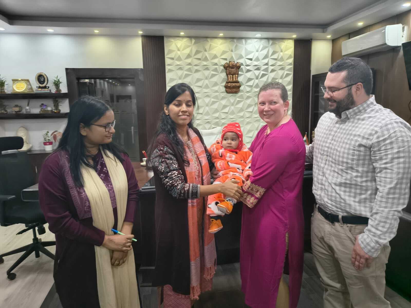 अमेरिकी दंपती ने अनाथ बच्ची को लिया गोद