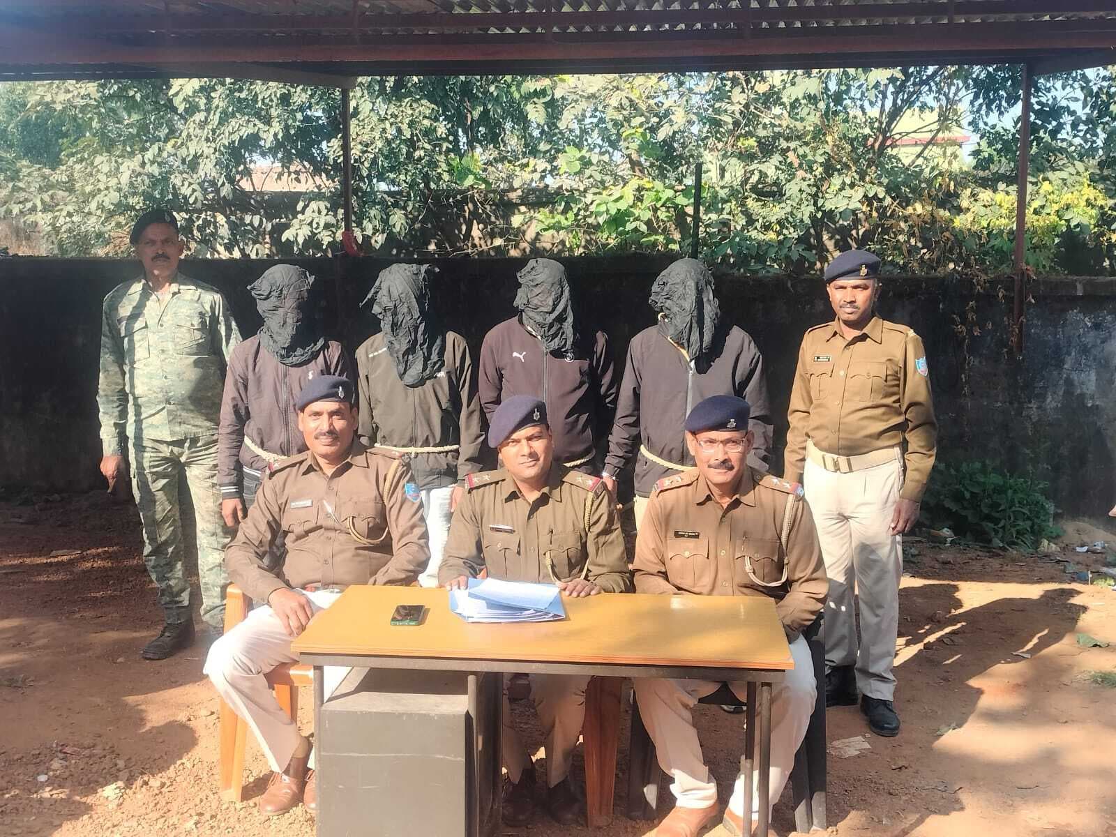 चोरी के चार आरोपी गिरफ्तार व पांच बाइक बरामद* चोरी की पांच मोटरसाइकिल के साथ चार चोर गिरफ्तार