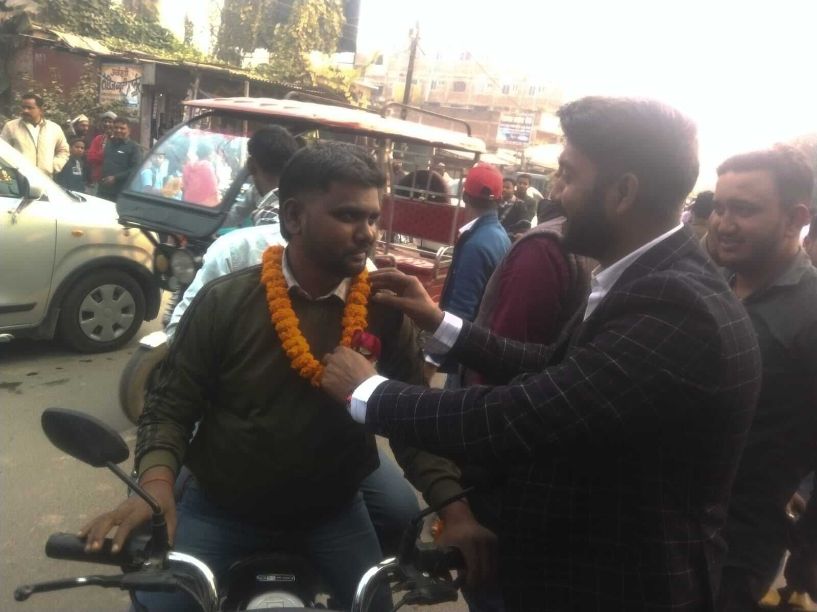 माला पहनाकर यातायात नियम पालन की अपील