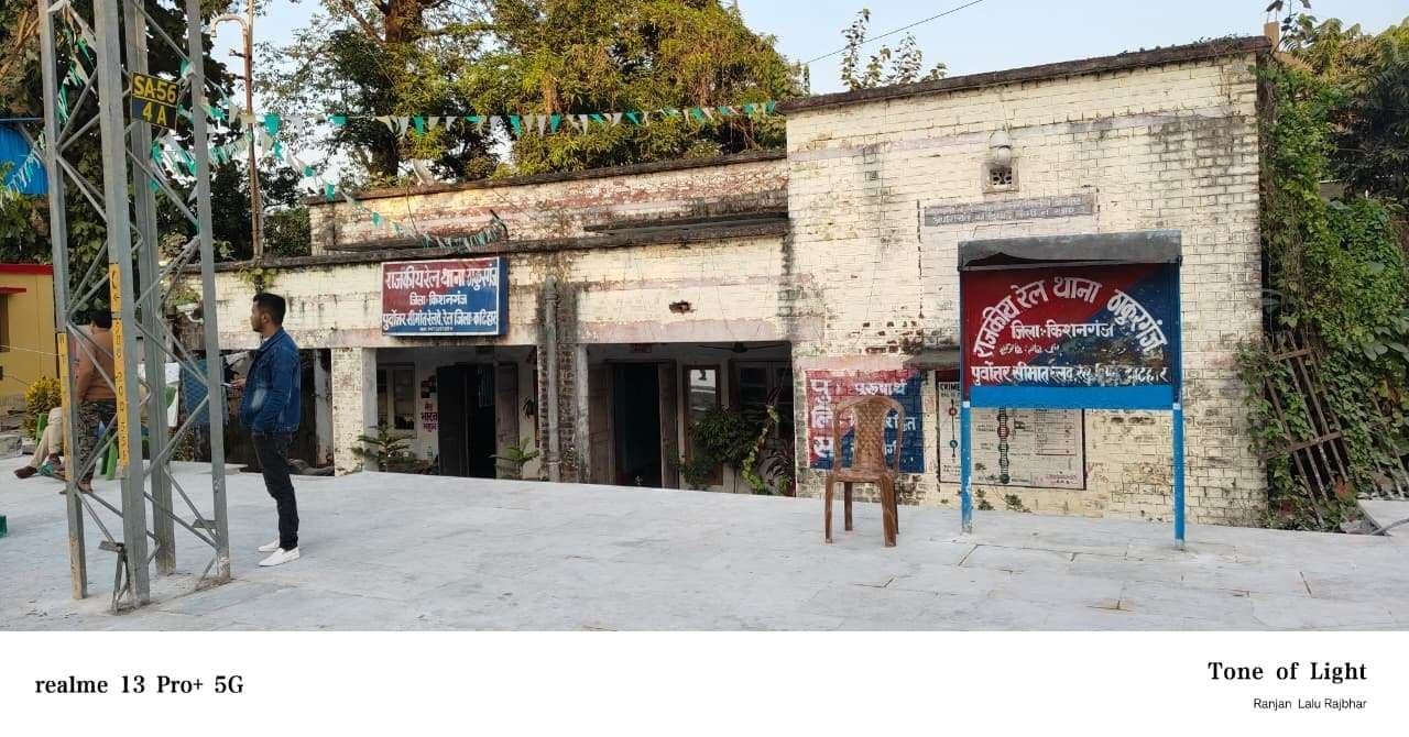 ठाकुरगंज जीआरपी पैदल निभा रहे अपनी ड्यूटी