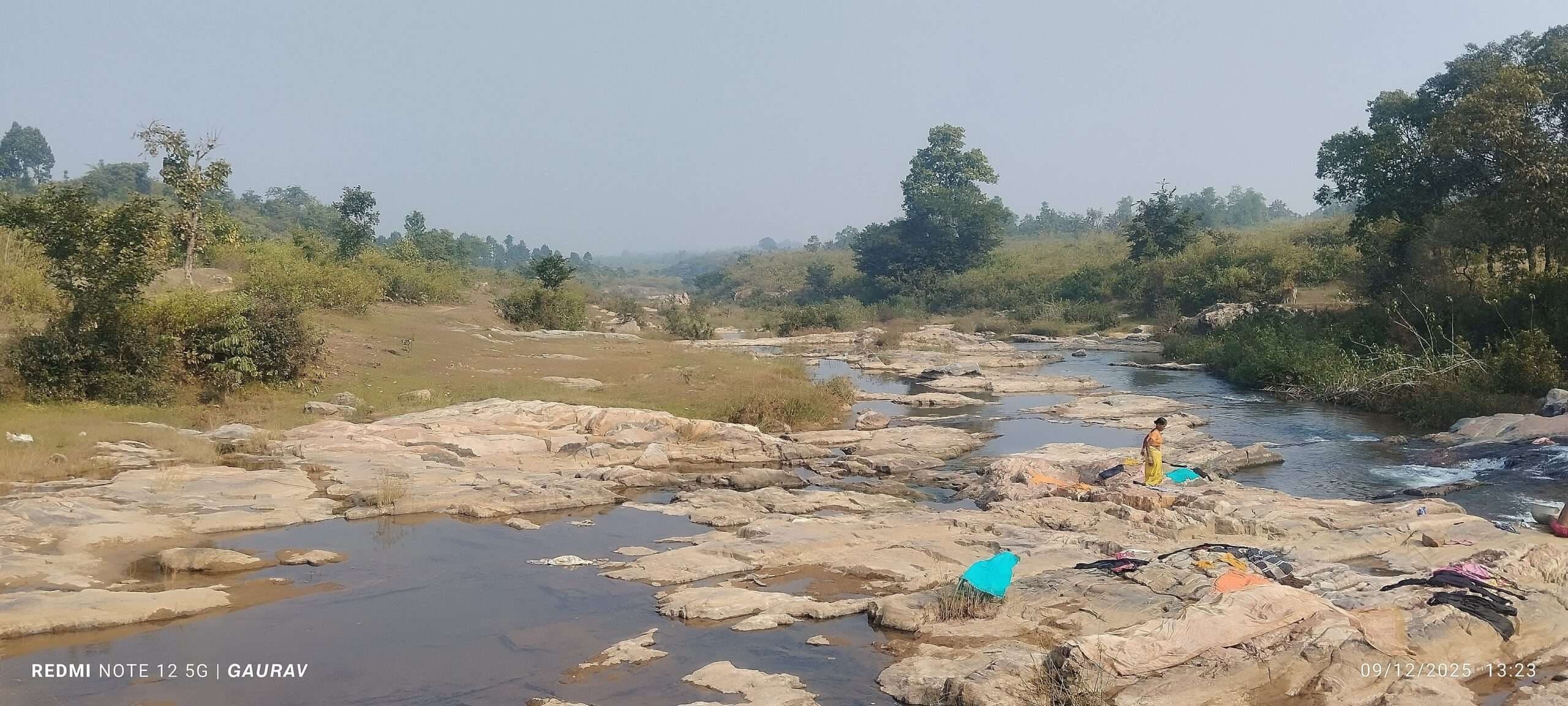 Giridih News :जंगल-पहाड़ों से घिरा खेड़ो नदी का किनारा लोगों करता है आकर्षित