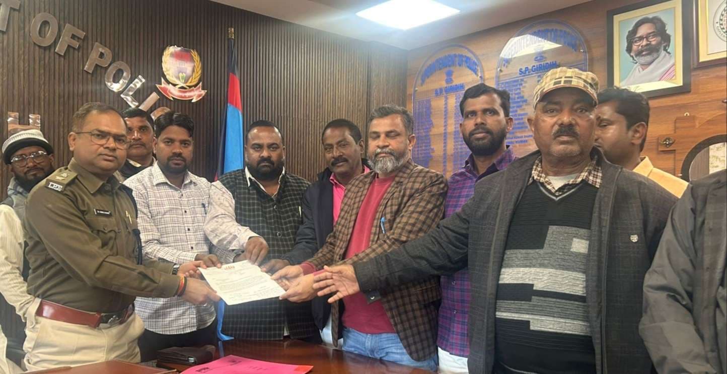 Giridih News :एसपी को ज्ञापन सौंप धनवार थाना प्रभारी को हटाने की मांग