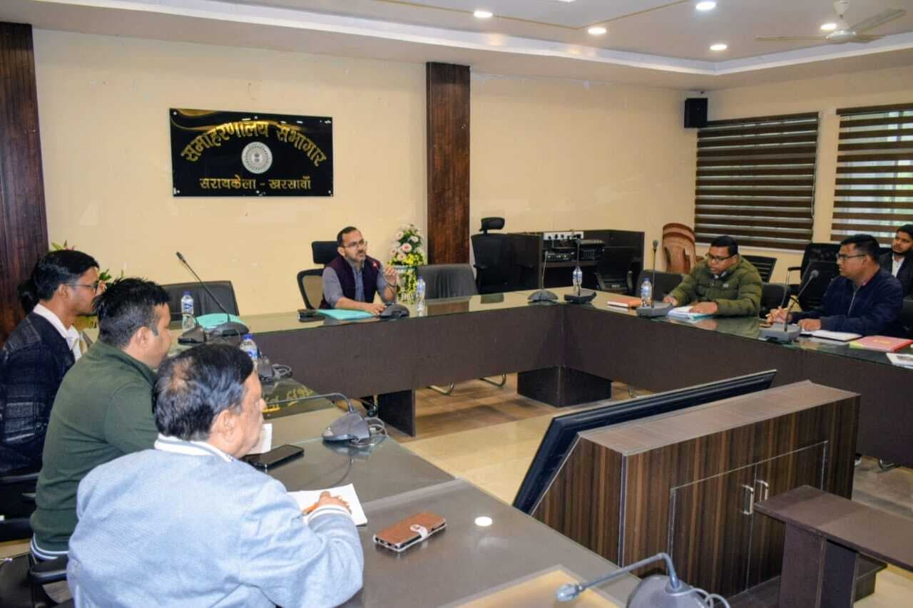 Seraikela Kharsawan News : ग्रामीण क्षेत्रों में नल-जल योजना से हर घर को पानी का कनेक्शन दें