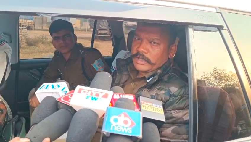 Seraikela Kharsawan News : डीआइजी ने पुलिस अधिकारियों से पूछताछ की