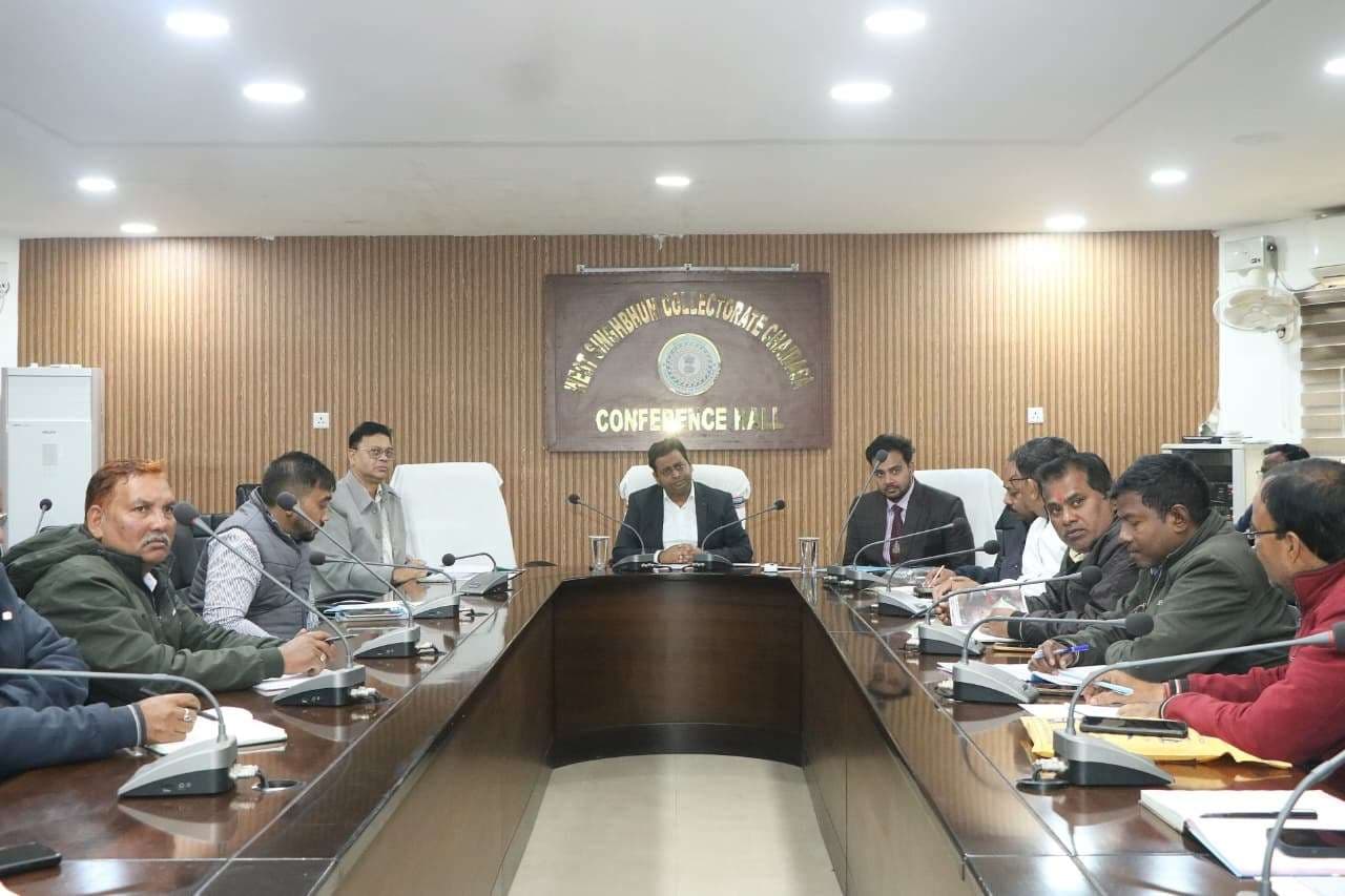 Chaibasa News : बैठक में अनुपस्थित नौ प्रखंडों के पदाधिकारियों का एक दिन का वेतन कटेगा, शो-कॉज जारी