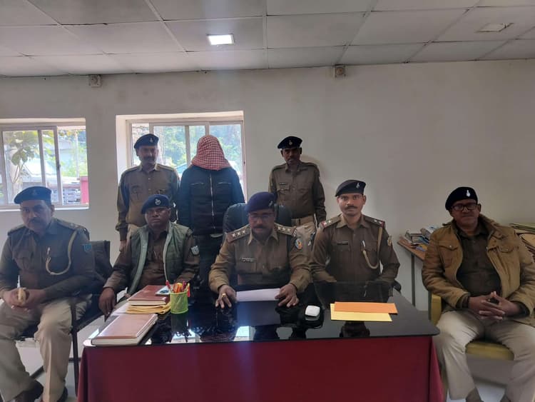 Chaibasa News : सोशल मीडिया पर प्यार, धोखा और ब्लैकमेल का आरोपी बिहार से गिरफ्तार