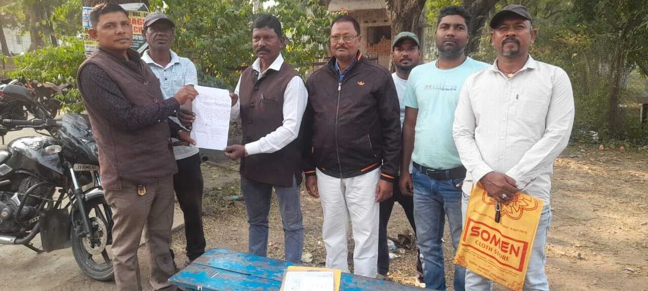 East Singhbhum News : प्रबंधन से वार्ता बेनतीजा, रोजगार व पुनर्वास पर जतायी नाराजगी