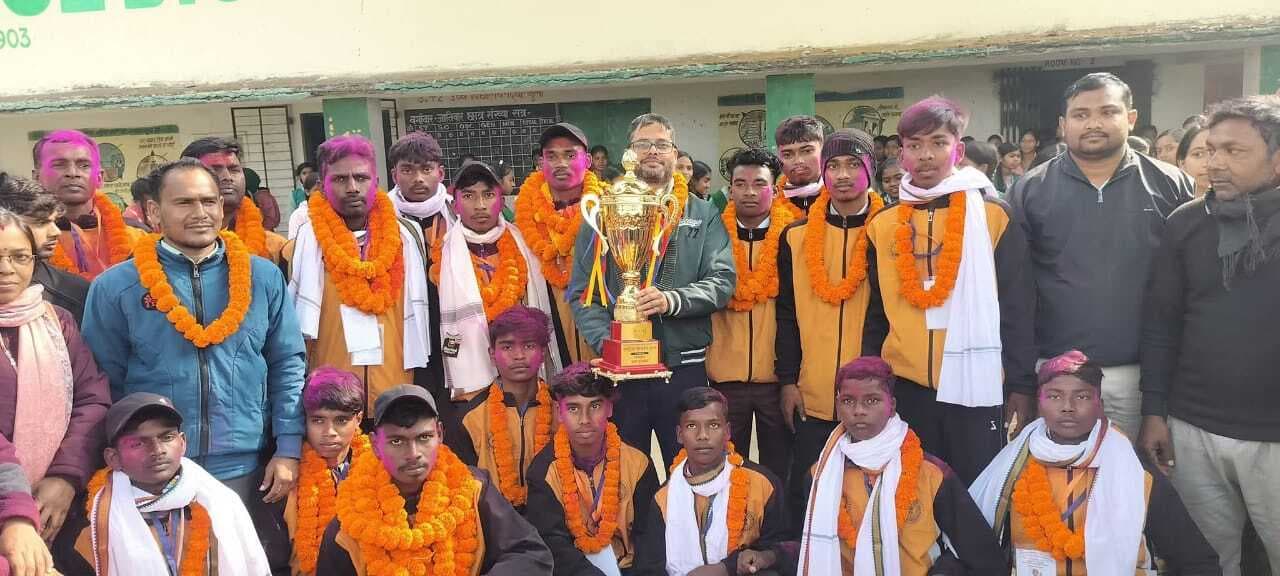 East Singhbhum news : भोपाल से लौटने पर दिघीभूला 2 उवि के छऊ विद्यार्थियों का स्वागत