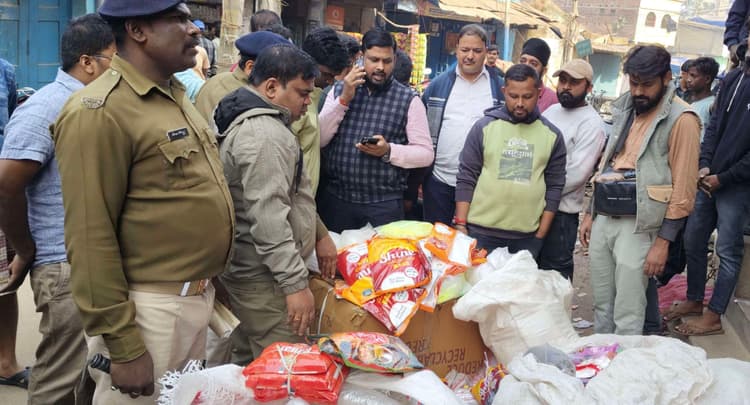 Dhanbad News: 1077 किलोग्राम प्लास्टिक जब्त, तीन दुकानदारों को लगा जुर्माना