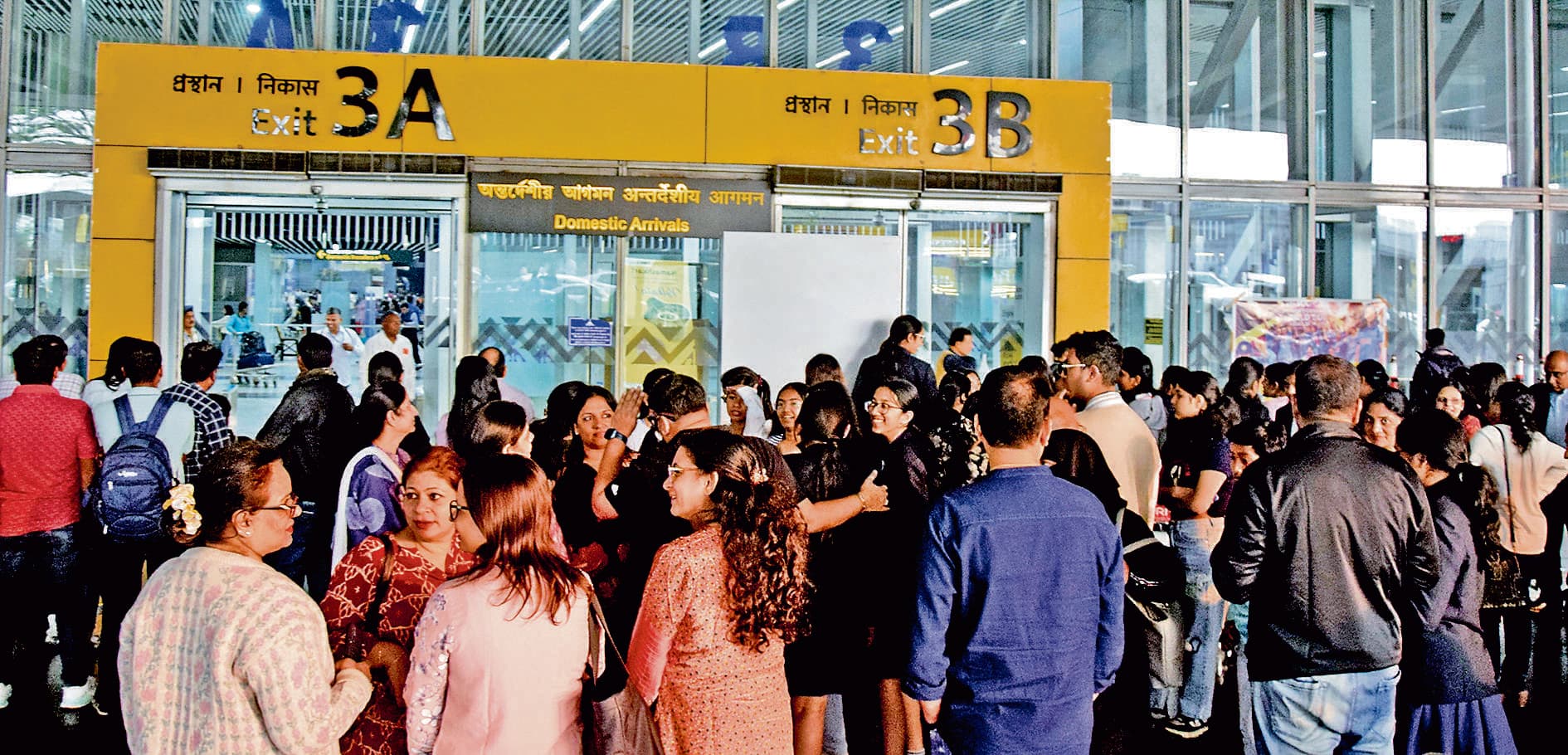 कोलकाता एयरपोर्ट पर यात्री अब भी परेशान, लगेज के लिए लगा रहे चक्कर