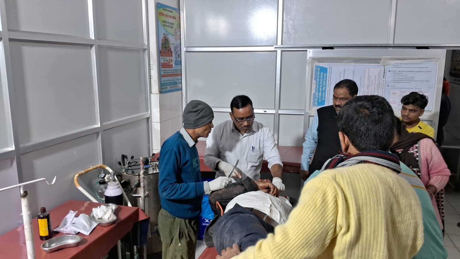 सड़क किनारे खड़ी ट्रक से टकरायी बाइक, सवार गंभीर रूप से घायल