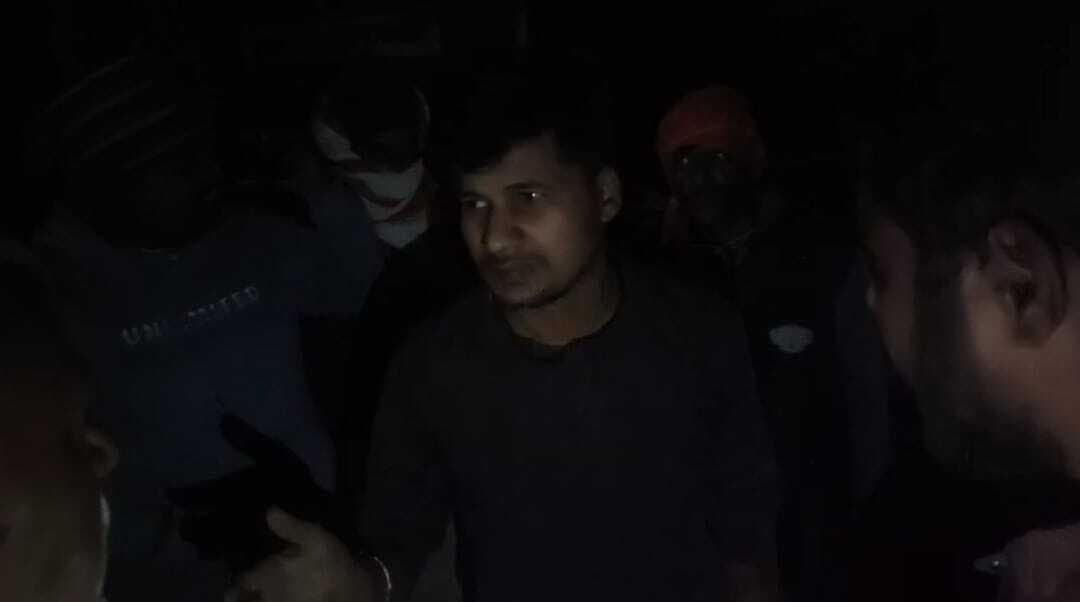 धान चोरी कर भाग रहे चोर को ग्रामीणों ने पकड़ पुलिस को सौंपा