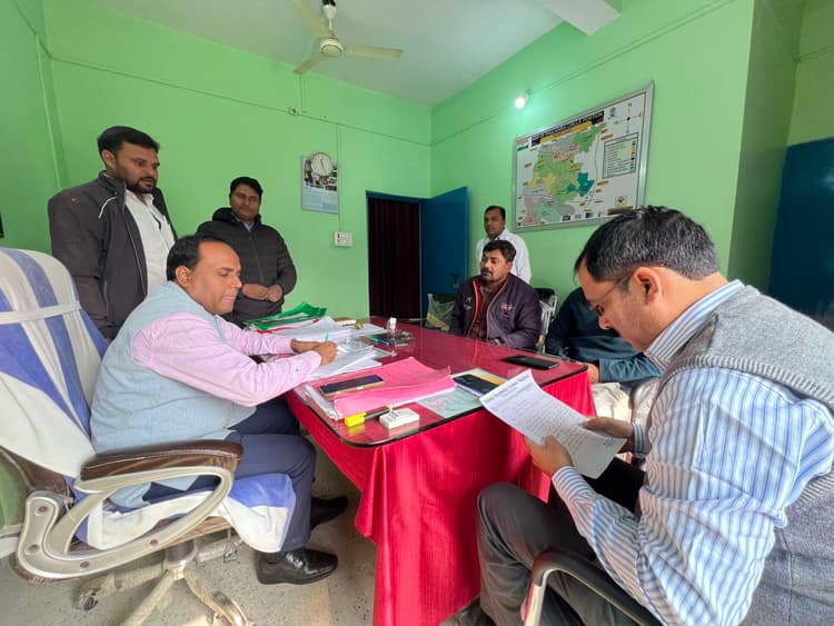 मगहां स्कूल की भूमि पर अतिक्रमण, प्रशासन से कार्रवाई की उठायी मांग