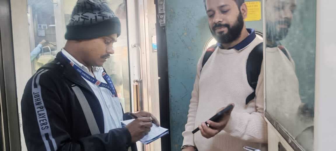 ट्रेन में बिना टिकट 825 यात्री धराये, 3.83 लाख वसूला गया जुर्माना