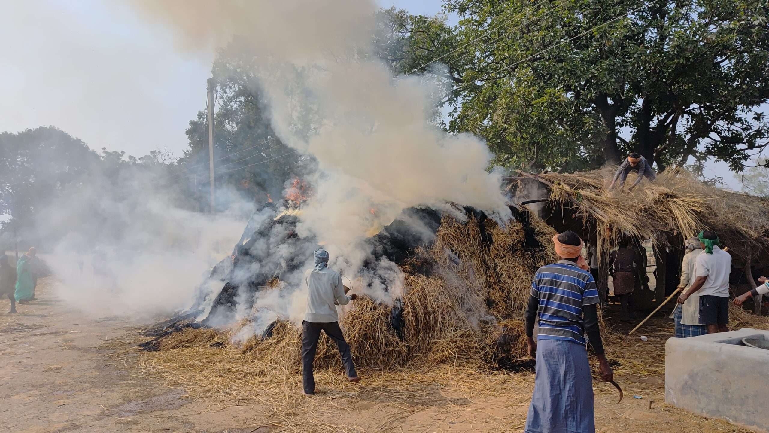 विद्युत तार से निकली चिंगारी से पुआल में लगी आग