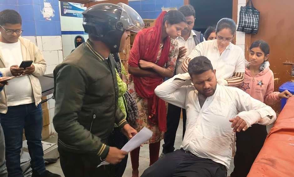 पेड़ काटने के विवाद में भिड़े दो पक्ष, तीन जख्मी