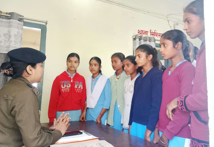 स्कूली बच्चियों को अधिकार के प्रति किया गया जागरूक