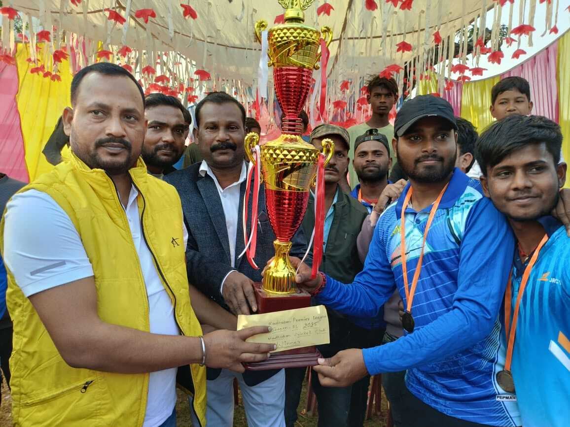 क्रिकेट टूर्नामेंट : मधुबन में फाइनल ट्रॉफी पर जमाया कब्जा