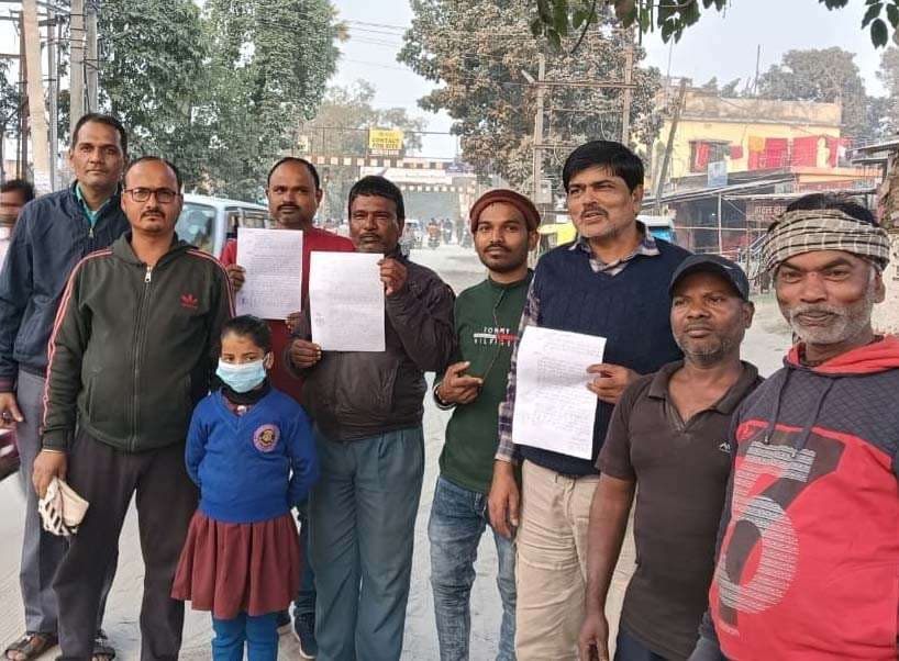 धूल की समस्या को लेकर लोगों ने डीएम को सौंपा ज्ञापन