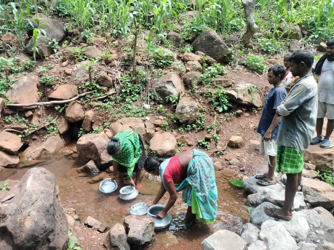 बड़ाकुड़िया गांव के लोग आज भी झरने का पानी पीने को विवश