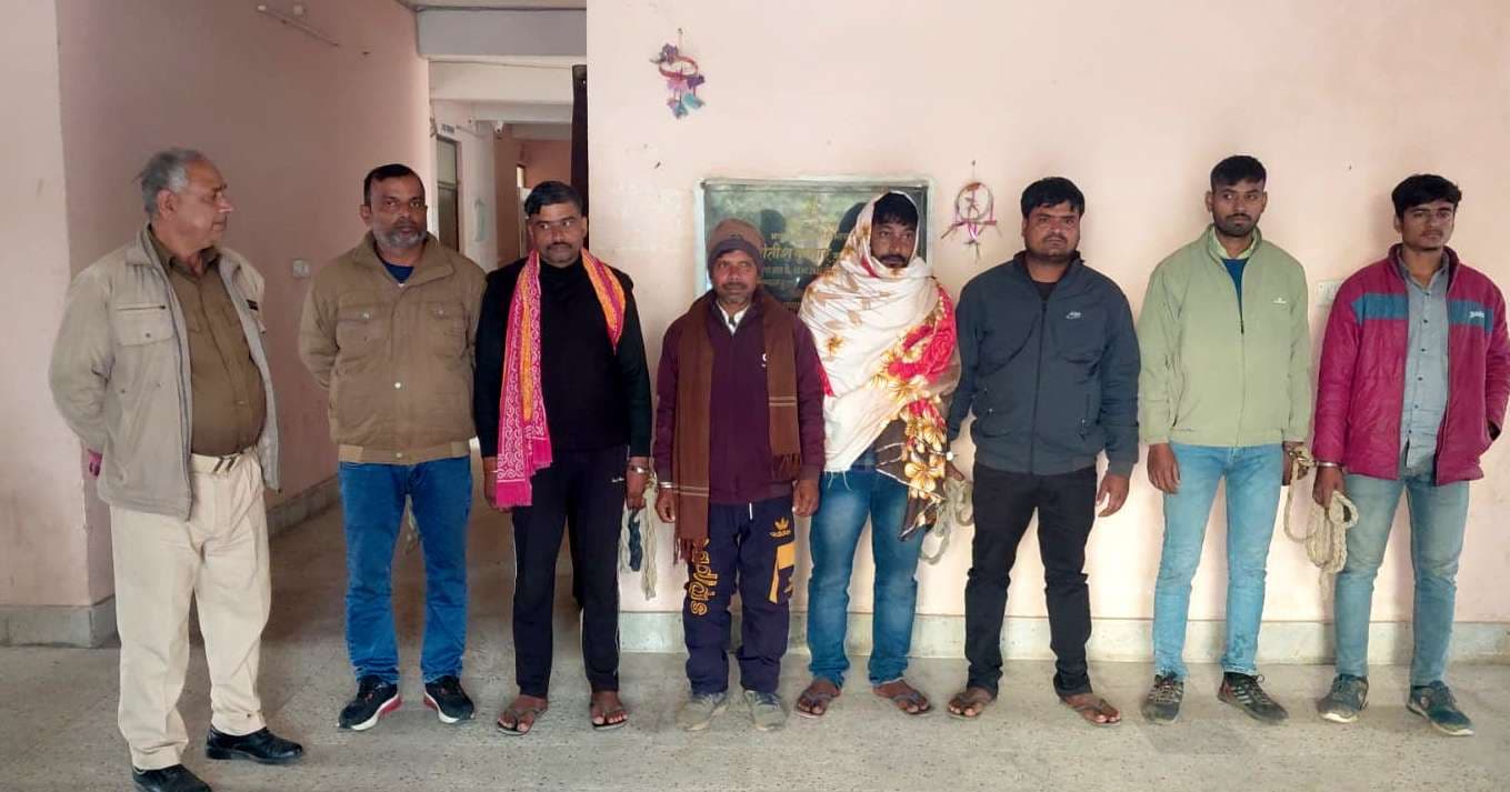 शराब के साथ तीन तस्कर व चार शराबी गिरफ्तार