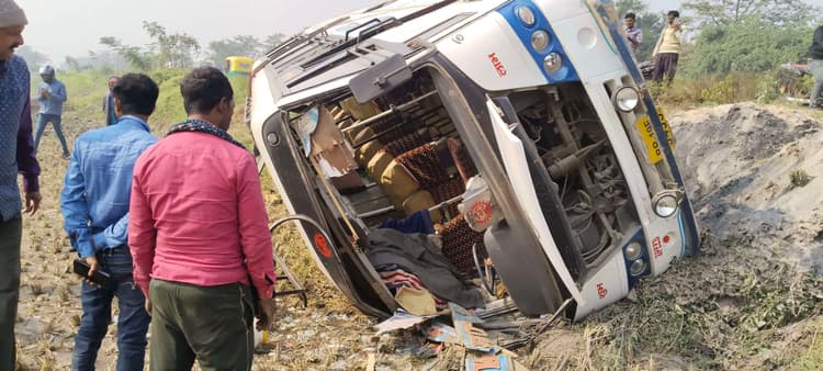 घने कोहरे के कारण यात्री बस दुर्घटनाग्रस्त, आधा दर्जन घायल