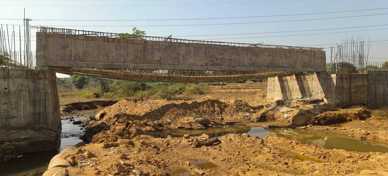 दो साल में भी नहीं बना पुल