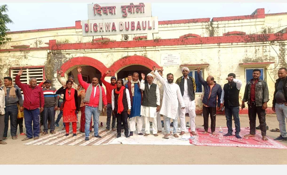 पटना-गोरखपुर रेलखंड पर बंद ट्रेनों को चलाने की मांग को लेकर किया प्रदर्शन