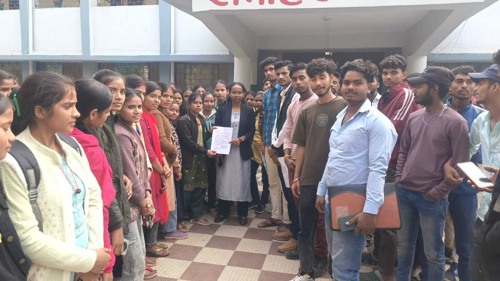 आरलाल कॉलेज में भ्रष्टाचार के खिलाफ डीएम कार्यालय के समक्ष किया प्रदर्शन