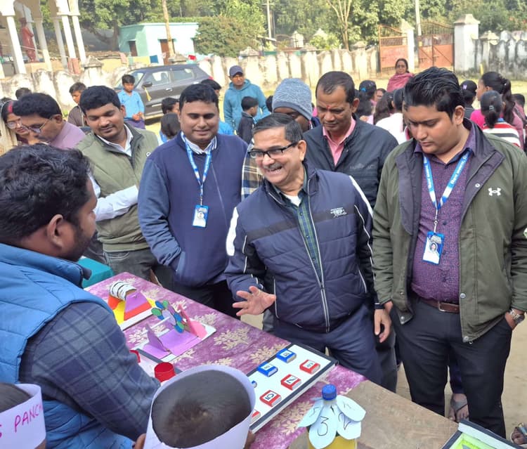 शिक्षकों ने टीएलएम मेटेरियल का किया प्रदर्शन