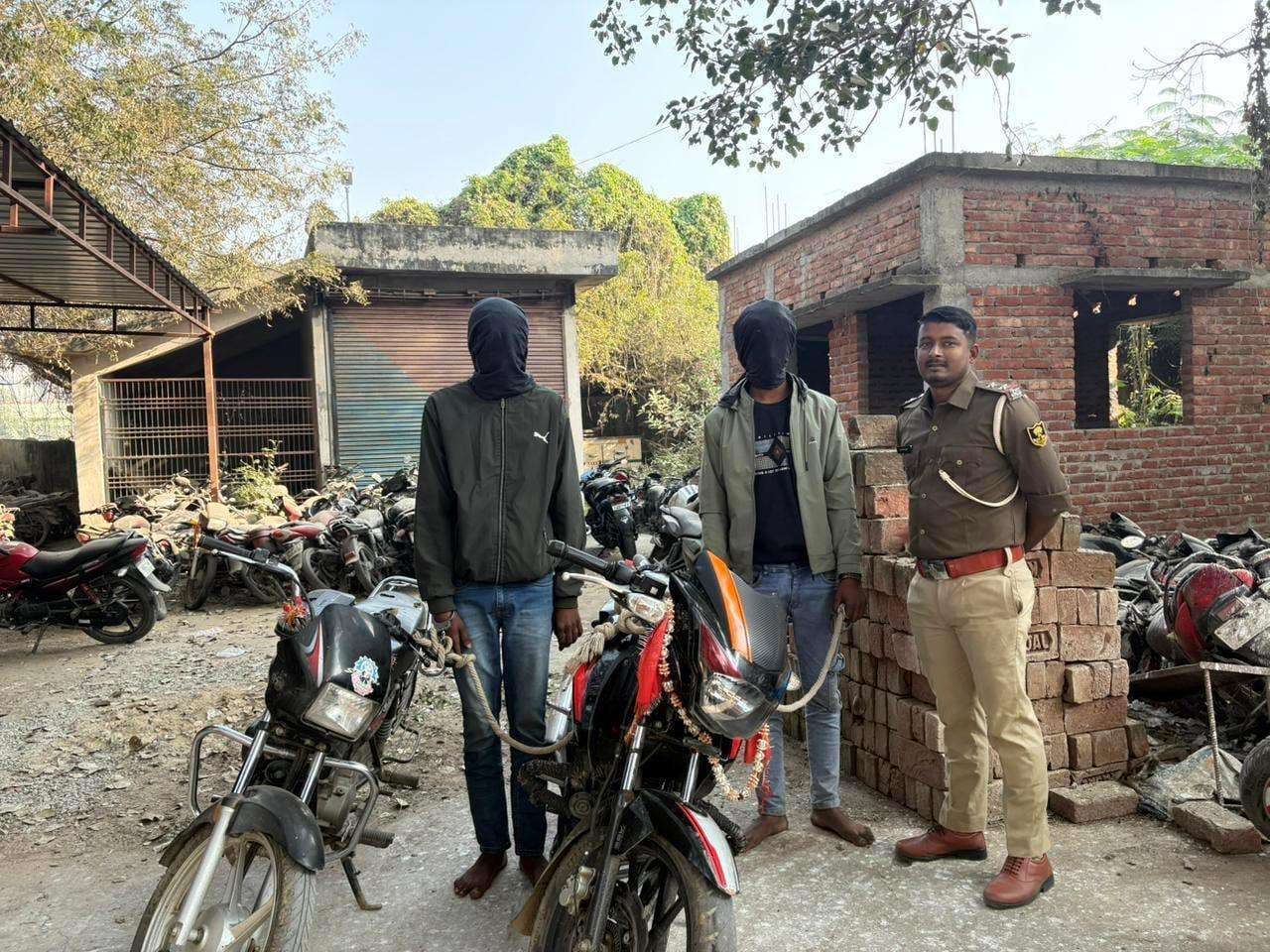 चोरी  की दो बाइक के साथ दो गिरफ्तार