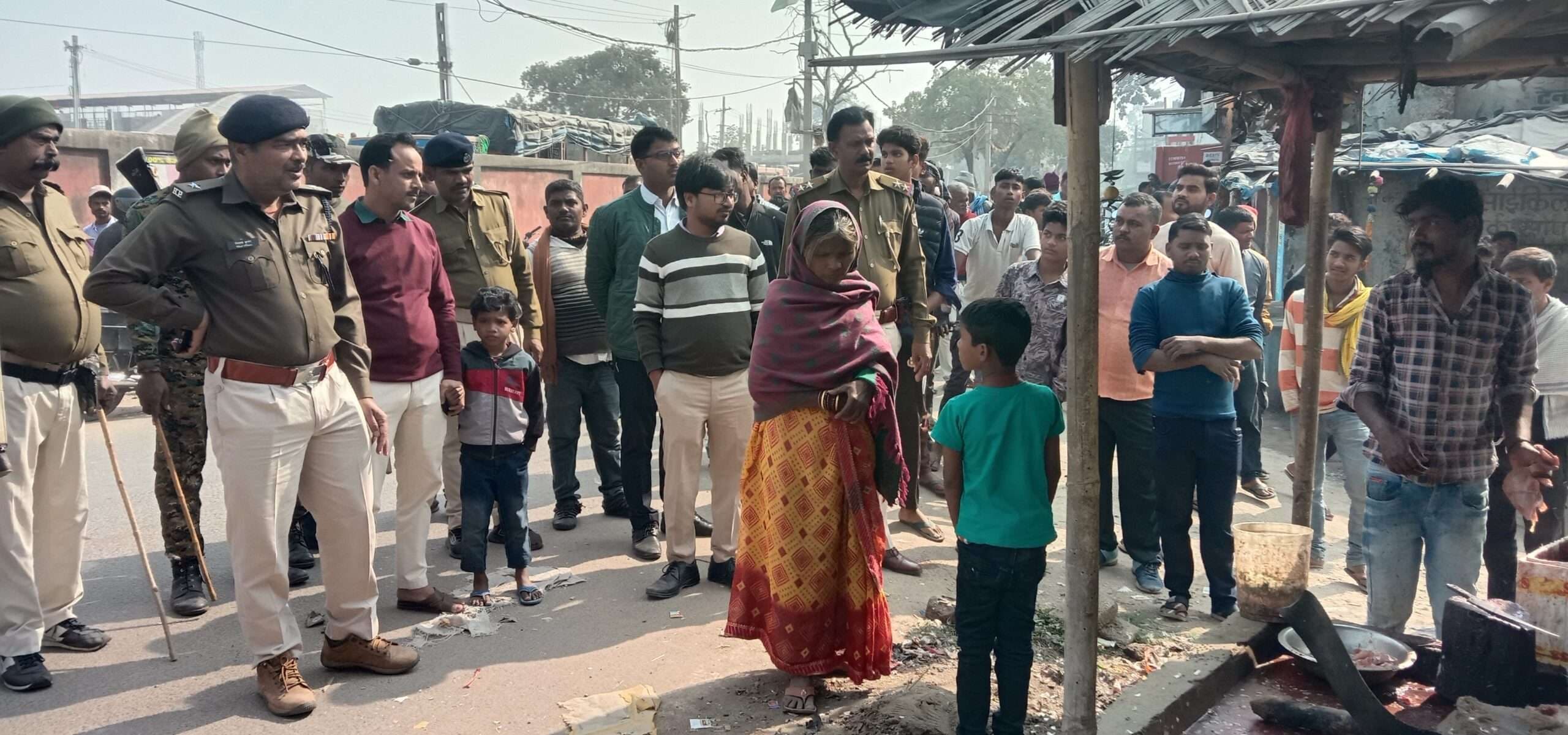 प्रशासन की उपस्थिति में मलयपुर बाजार में करायी गयी नापी, दुकानदारों ने हटाया अतिक्रमण