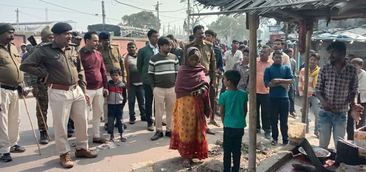 प्रशासन की उपस्थिति में मलयपुर बाजार में करायी गयी नापी, दुकानदारों ने हटाया अतिक्रमण