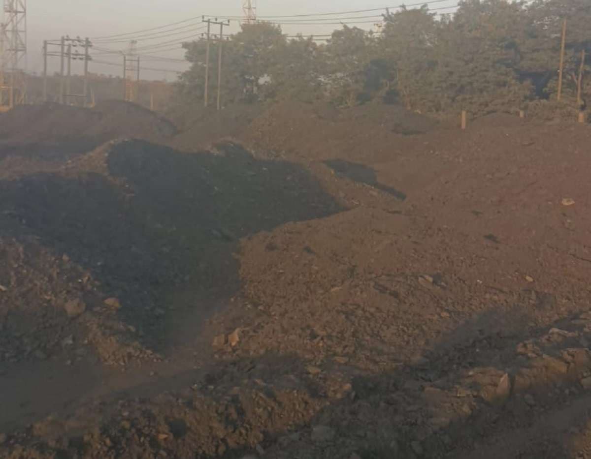 ढुलाई नहीं होने से सीएचपी में बढ़ रहा कोयले का भंडार, आग लगने का खतरा