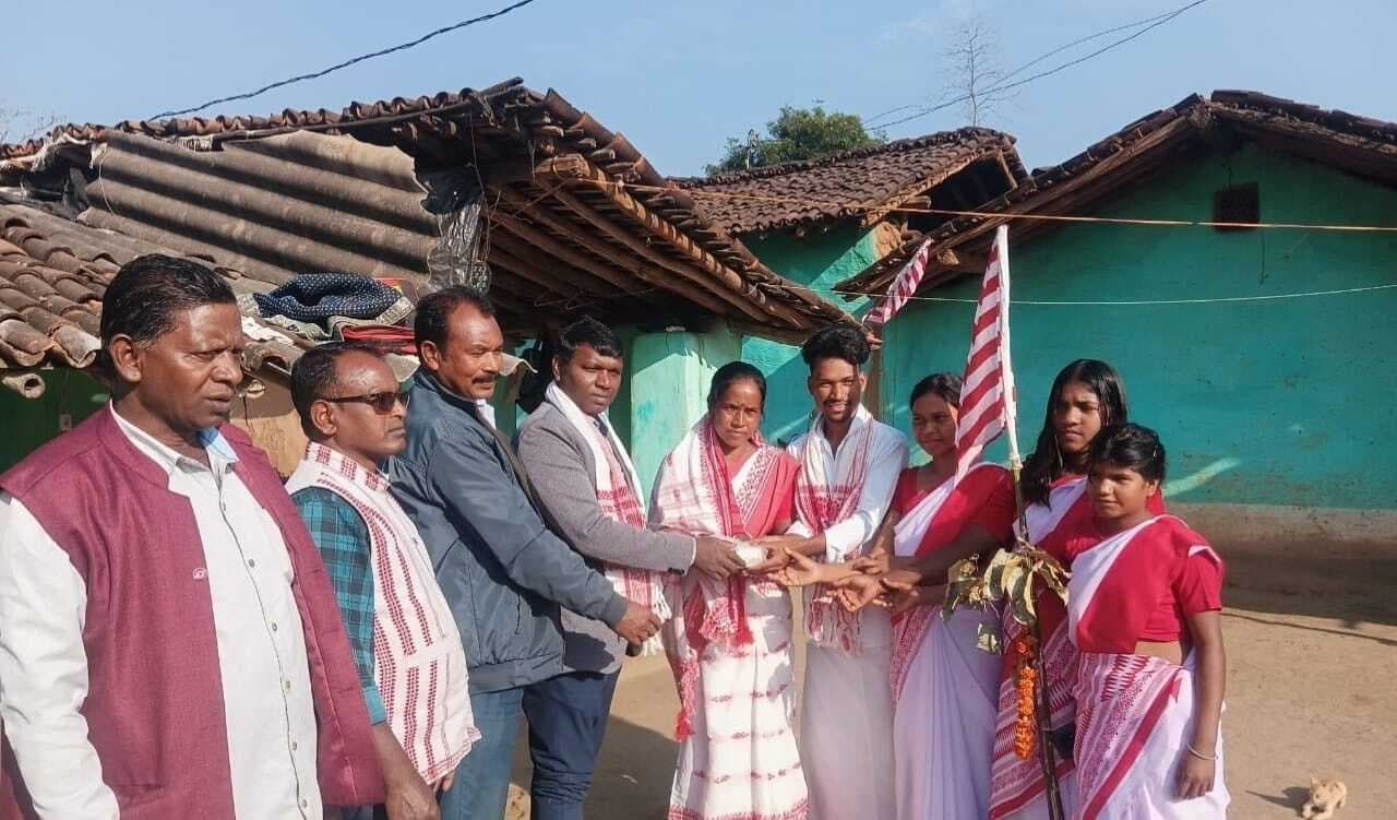 आदिवासी परंपरा में राम मुंडा परिवार ने की गृह वापसी