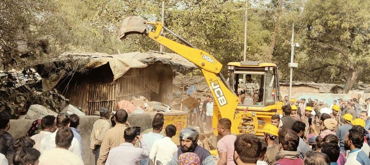 अतिक्रमणकारियों पर चला प्रशासन का बुलडोजर, स्वच्छता प्रभारी पर मनमानी का आरोप