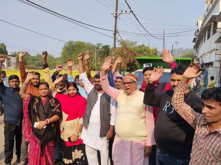 अतिक्रमण हटाओ अभियान से प्रभावित दुकानदारों के पुनर्वास की मांग तेज