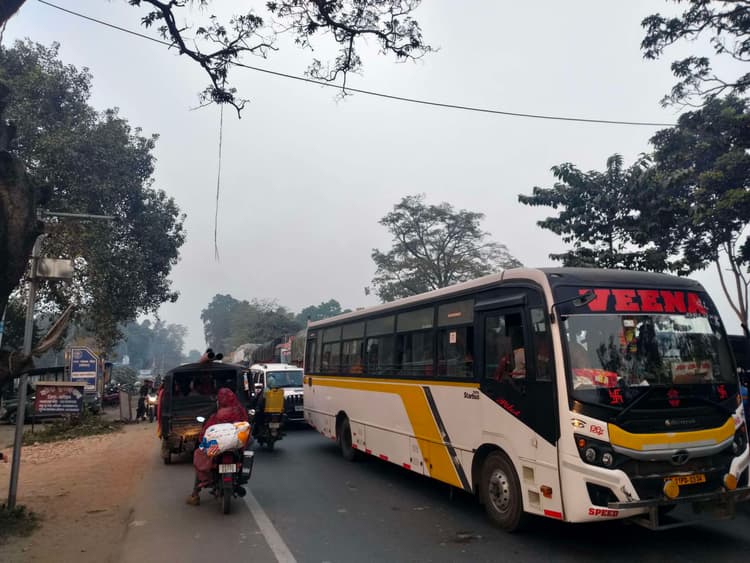 रोजाना घंटों जाम में फंस रहे चालक व राहगीर