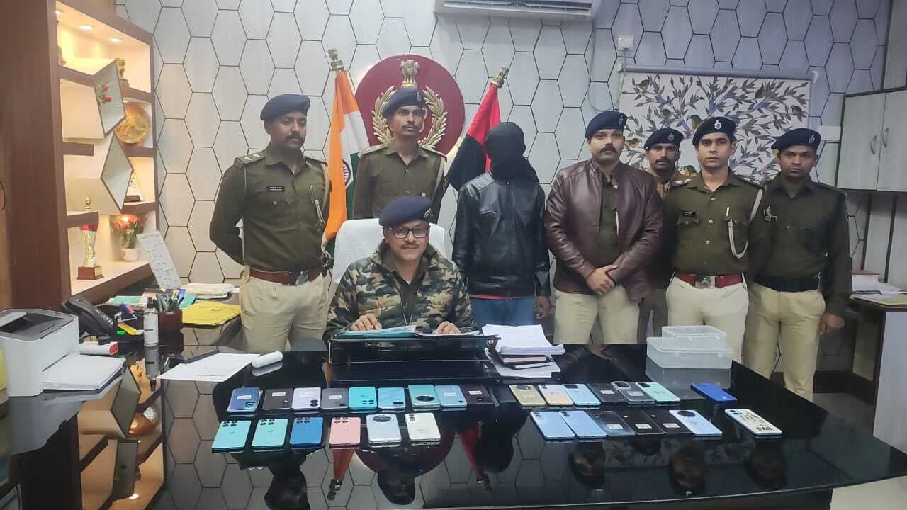 जमुई पुलिस की बड़ी कार्रवाई: मोबाइल चोरी गिरोह का पर्दाफाश, दो गिरफ्तार, 29 चोरी के मोबाइल बरामद
