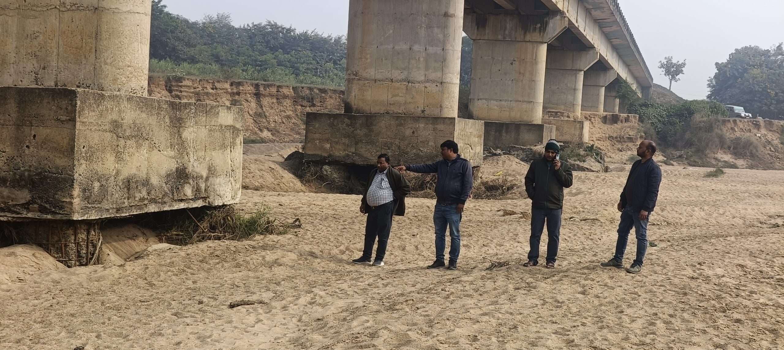 सनौर पुल की टीम ने की फोटोग्राफी, दो पिलर पाये गये कमजोर