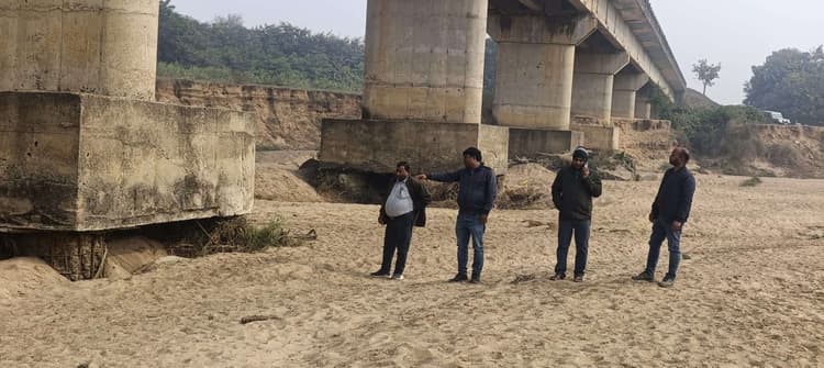 सनौर पुल की टीम ने की फोटोग्राफी, दो पिलर पाये गये कमजोर