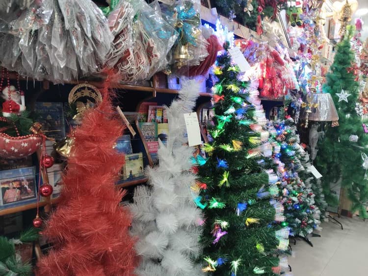 Ranchi News : बाजारों में टिमटिमाई क्रिसमस की रौनक