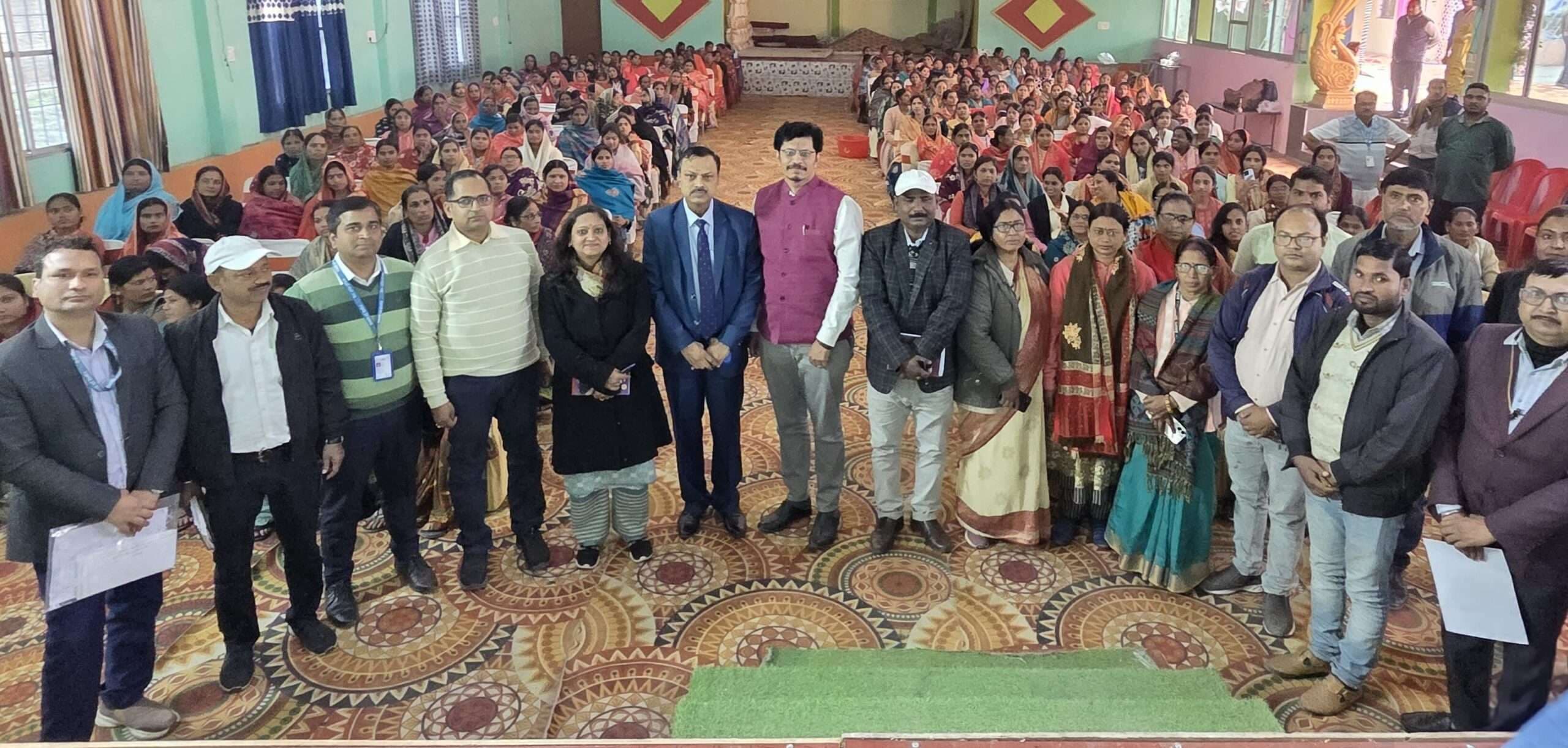 महुआ में 51 जीविका समूहों के बीच 3.50 करोड़ के ऋण का वितरण