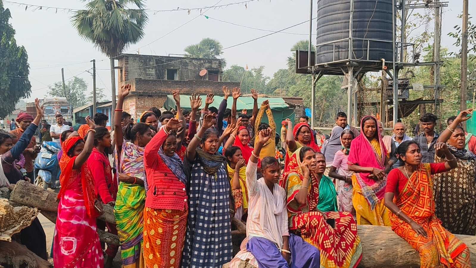 पुलिस कार्रवाई से नाराज आदिवासी ग्रामीणों ने तीन घंटे तक रोका यातायात