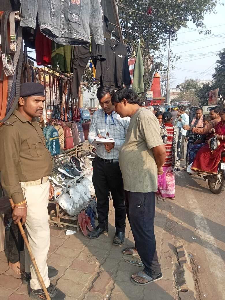Deoghar news : स्वच्छता मानकों का उल्लंघन करने पर 15 दुकानों से 5200 रुपये जुर्माना वसूला
