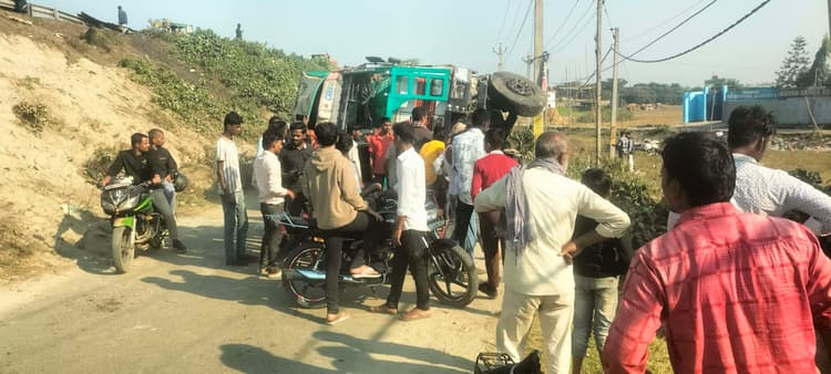 20 फीट गहरे गड्ढे में पलटा अनियंत्रित ट्रक, दो चालक घायल