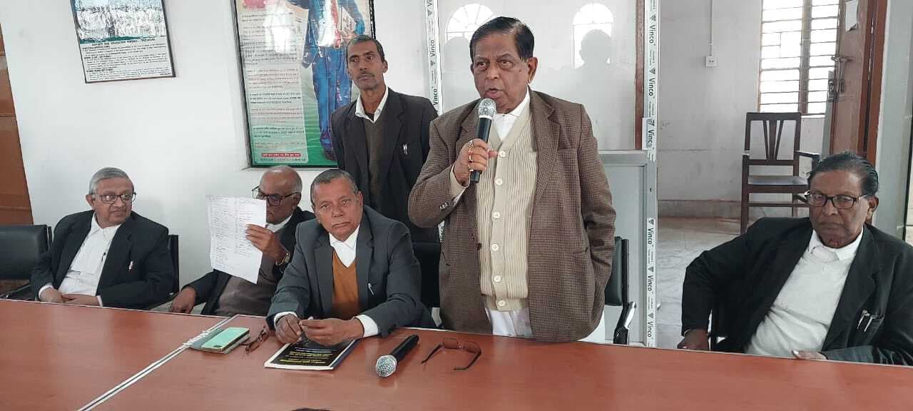 एसडीओ पर लगाया अनुमंडल कोर्ट में नहीं बैठने का आरोप