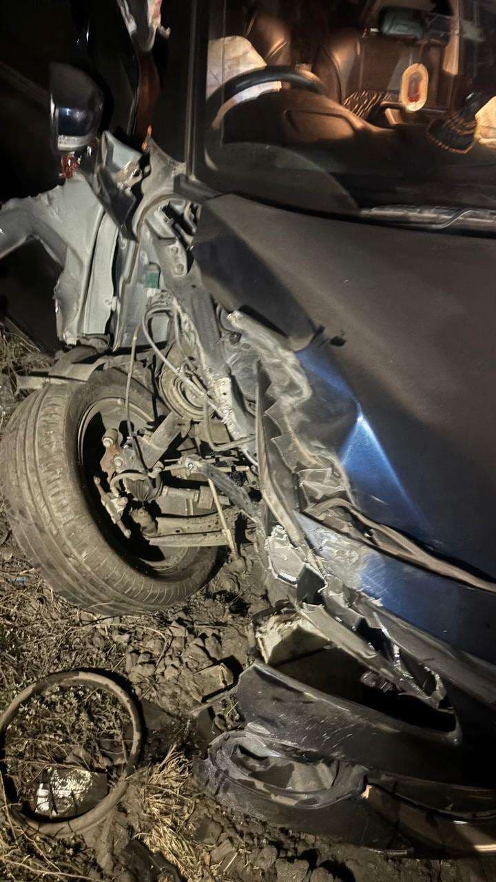 Dhanbad News : हाइवा व कार की टक्कर, एयर बैग खुलने से बचा पूरा परिवार