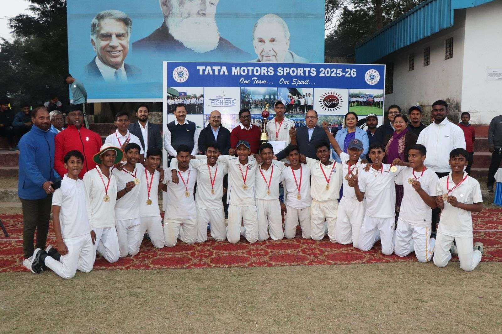 Tata motors inter school and inter department cricekt tournament: विवेक विद्यालय व सफारी रॉयल्स की टीम बनी चैंपियन